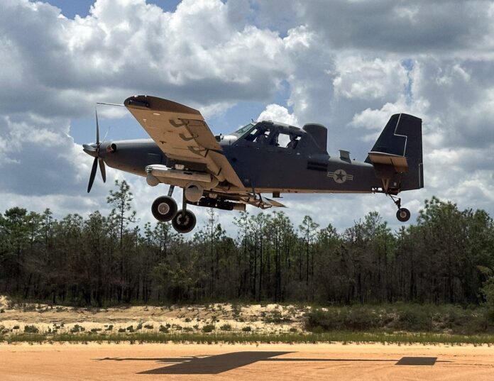 Bereit, Guerillas durch den Dschungel (oder Cary Grant durch Getreidefeder?) zu jagen: die Skyraider II für AFSOC beruht auf dem Agrarflugzeug Air Tractor AT-802.