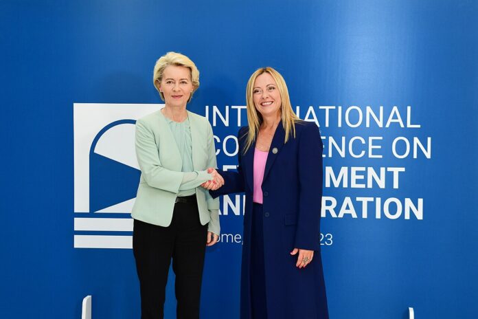 Italiens Ministerpräsidentin Giorgia Meloni (r.) sucht nach möglichst günstigen Verwendungsmöglichkeiten für EU-Mittel zur Stärkung der europäischen Verteidigungsfähigkeiten.