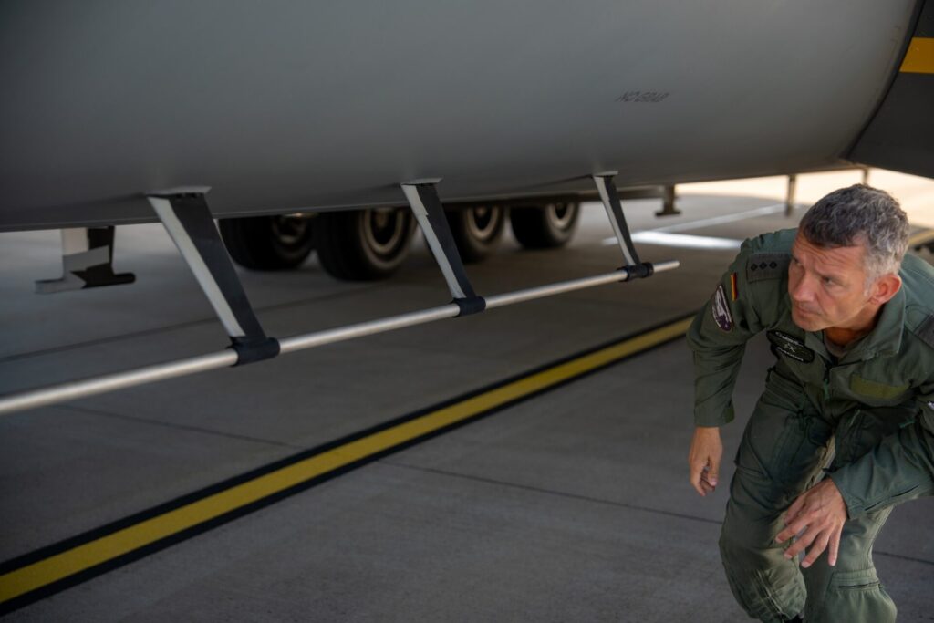Mit der A400M an den Strand: LTG 62 übt in Dänemark 2 Vor dem Start in Wunstorf wurde der A400M von Hauptmann Roland genau geprüft.