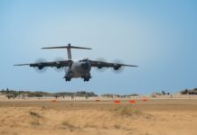 Auf ans Meer: De A400M kurz vor dem Aufsetzen am Strand der Insel Rømø.