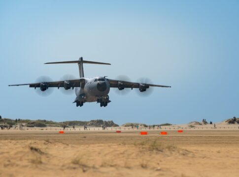 Auf ans Meer: De A400M kurz vor dem Aufsetzen am Strand der Insel Rømø.