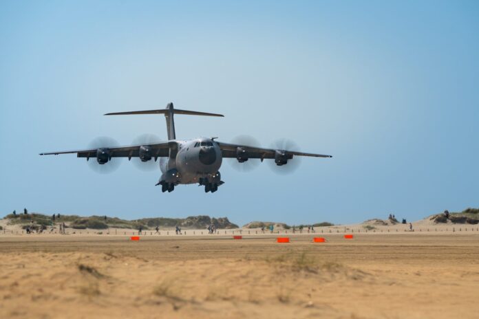 Auf ans Meer: De A400M kurz vor dem Aufsetzen am Strand der Insel Rømø.