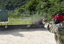 Ein Angehöriger der USAF-Sicherungskräfte feuert die SIG Sauer P320 auf der Schießbahn ab.