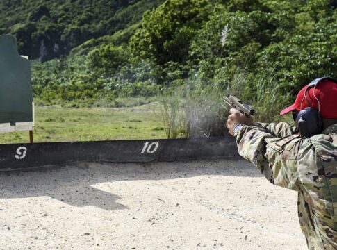 Ein Angehöriger der USAF-Sicherungskräfte feuert die SIG Sauer P320 auf der Schießbahn ab.