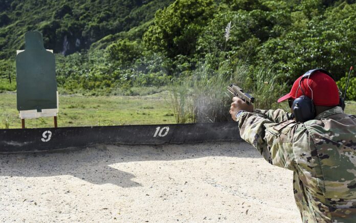 Ein Angehöriger der USAF-Sicherungskräfte feuert die SIG Sauer P320 auf der Schießbahn ab.