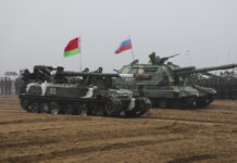 Russische und belarussische Selbstfahr-Artillerie während der Abschlusszeremonie des Manövers Sapad 2021.