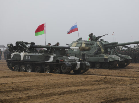 Sapad 2025: Russland und Belarus üben wieder gemeinsam 22 Russische und belarussische Selbstfahr-Artillerie während der Abschlusszeremonie des Manövers Sapad 2021.