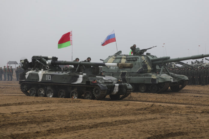Russische und belarussische Selbstfahr-Artillerie während der Abschlusszeremonie des Manövers Sapad 2021.