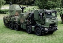 Das Bofors Tridon Mk2 Flugabwehrsystem auf Scania 8x8-Lkw mit geschützter Fahrerkabine.