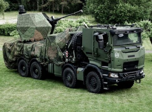 Das Bofors Tridon Mk2 Flugabwehrsystem auf Scania 8x8-Lkw mit geschützter Fahrerkabine.