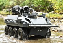 Für den amphibischen Einsatz hat Rheinmetall Canada den Mission Master SP, hier in einer bewaffneten Ausführung der Grundversion, mit zusätzlicher Schwimmausstattung und Sensoren ausgerüstet.