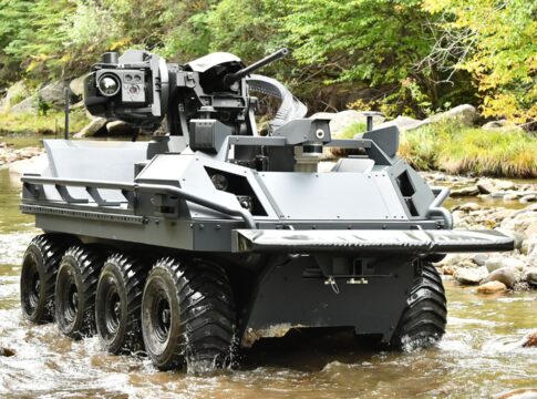 Mission Master UGV: Rheinmetall testet amphibischen Einsatz 23 Für den amphibischen Einsatz hat Rheinmetall Canada den Mission Master SP, hier in einer bewaffneten Ausführung der Grundversion, mit zusätzlicher Schwimmausstattung und Sensoren ausgerüstet.