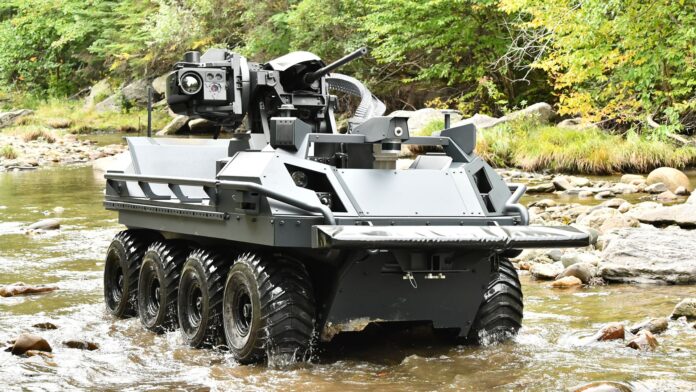 Für den amphibischen Einsatz hat Rheinmetall Canada den Mission Master SP, hier in einer bewaffneten Ausführung der Grundversion, mit zusätzlicher Schwimmausstattung und Sensoren ausgerüstet.