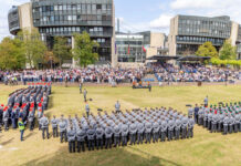 Zum ersten Mal gelobten rund 420 Rekrutinnen und Rekruten vor dem Landtag Nordrhein-Westfalen. (Foto: Bundeswehr/Ingo Tesche)