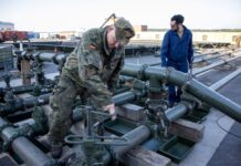 Unverzichtbare Logistik: Deutsche und ungarische Spezialpioniere betreiben im Hafen von Klaipeda ein Feldtanklager zur Versorgung der übenden Truppe.