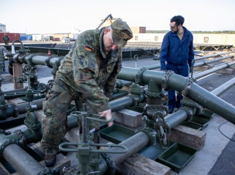 Unverzichtbare Logistik: Deutsche und ungarische Spezialpioniere betreiben im Hafen von Klaipeda ein Feldtanklager zur Versorgung der übenden Truppe.