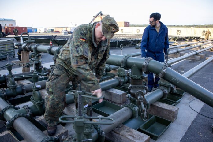Unverzichtbare Logistik: Deutsche und ungarische Spezialpioniere betreiben im Hafen von Klaipeda ein Feldtanklager zur Versorgung der übenden Truppe.