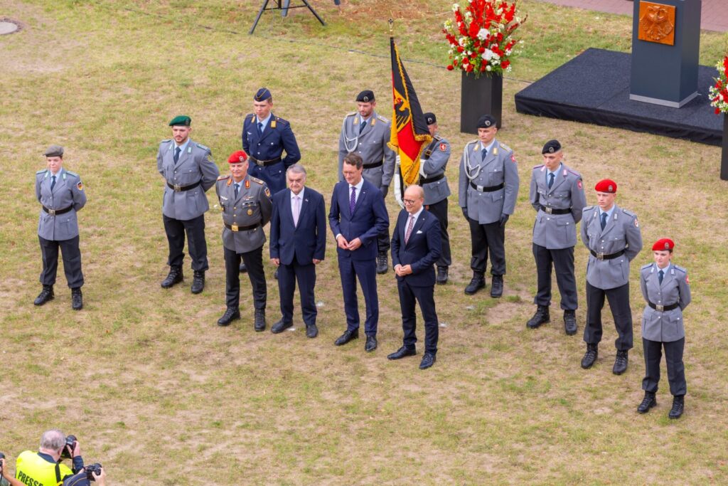 Düsseldorf: Gelöbnis vor der „Herzkammer“ der Demokratie 5 Landtagspräsident André Kuper, Ministerpräsident Hendrik Wüst und Innenminister Herbert Reul (1. Reihe v. r.) hielten die Begrüßungsrede. Brigadegeneral Hans-Dieter Müller (3. v. l.), Kommandeur des Landeskommandos NRW, sprach die Gelöbnisrede.