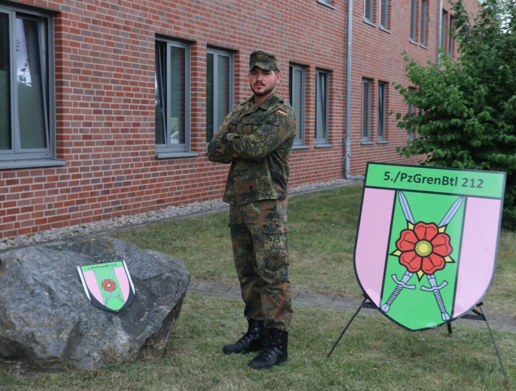 Düsseldorf: Gelöbnis vor der „Herzkammer“ der Demokratie 6 Grüße aus Augustdorf: Hier findet gerade die Grundausbildung für Dimitri A. im Panzergrenadierbataillon 212 statt.