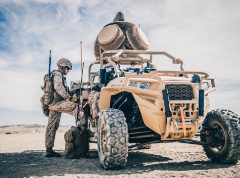 Das U.S. Marine Corps möchte die Fähigkeit des Polaris MRZR Alpha KW1 zur Energieabgabe für verschiedene Anwendungen wie hier ein Drohnenstörsystem nutzen.