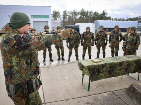 Der Verband Deutscher Büchsenmacher und Waffenfachhändler fordert ein waffenrechtliches Bedürfnis für beorderte Reservisten, um die Schießausbildung - hier bei der Heimatschutzkompanie "Schwäbische Alb" - zu erleichtern.