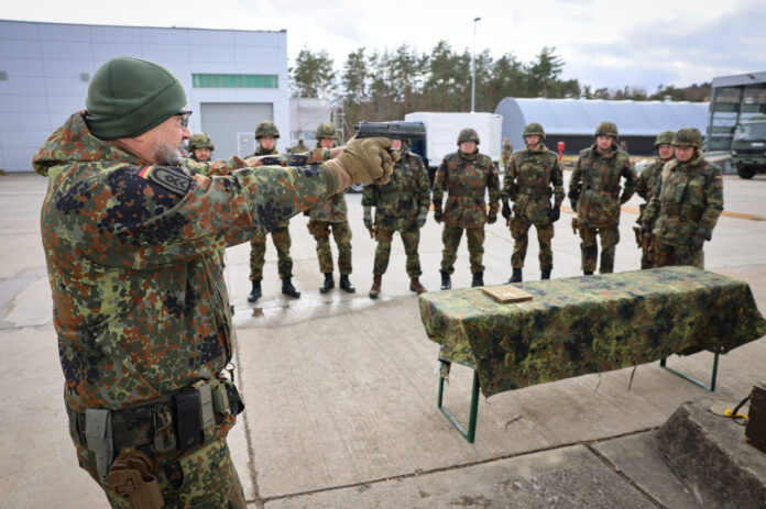 Der Verband Deutscher Büchsenmacher und Waffenfachhändler fordert ein waffenrechtliches Bedürfnis für beorderte Reservisten, um die Schießausbildung - hier bei der Heimatschutzkompanie 
