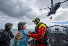 Ein Sanitäter vom Havariekommando der Bundespolizei bereitet während der Übung Role2Sea im Rahmen der Übungsserie Quadriga 2025 in der Ostsee eine "verwundete" Soldatin für den Weitertransport vor.