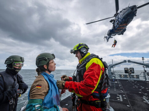 Ein Sanitäter vom Havariekommando der Bundespolizei bereitet während der Übung Role2Sea im Rahmen der Übungsserie Quadriga 2025 in der Ostsee eine "verwundete" Soldatin für den Weitertransport vor.