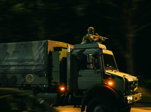 Red Storm Bravo: 500 Soldaten üben im Hamburger Hafengebiet 4 Ein MG-Schütze sichert während der Übung Red Storm Bravo in Hamburg einen Konvoi der Bundeswehr.