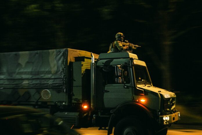 Ein MG-Schütze sichert während der Übung Red Storm Bravo in Hamburg einen Konvoi der Bundeswehr.