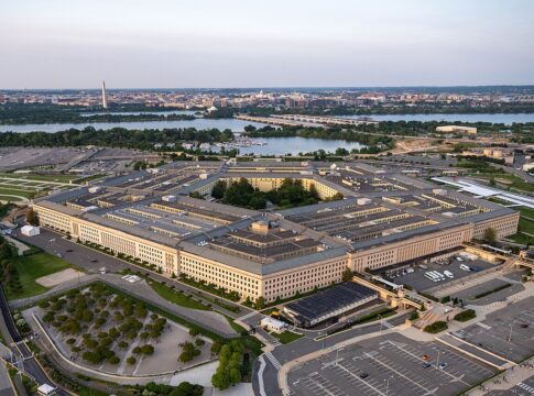 Department of War: "Zweittitel" für US Department of Defense 8 Twix heißt jetzt wieder Raider, nur nicht offiziell: Im Pentagon residiert das Department of Defense künftig mit dem Zweittitel Department of War.