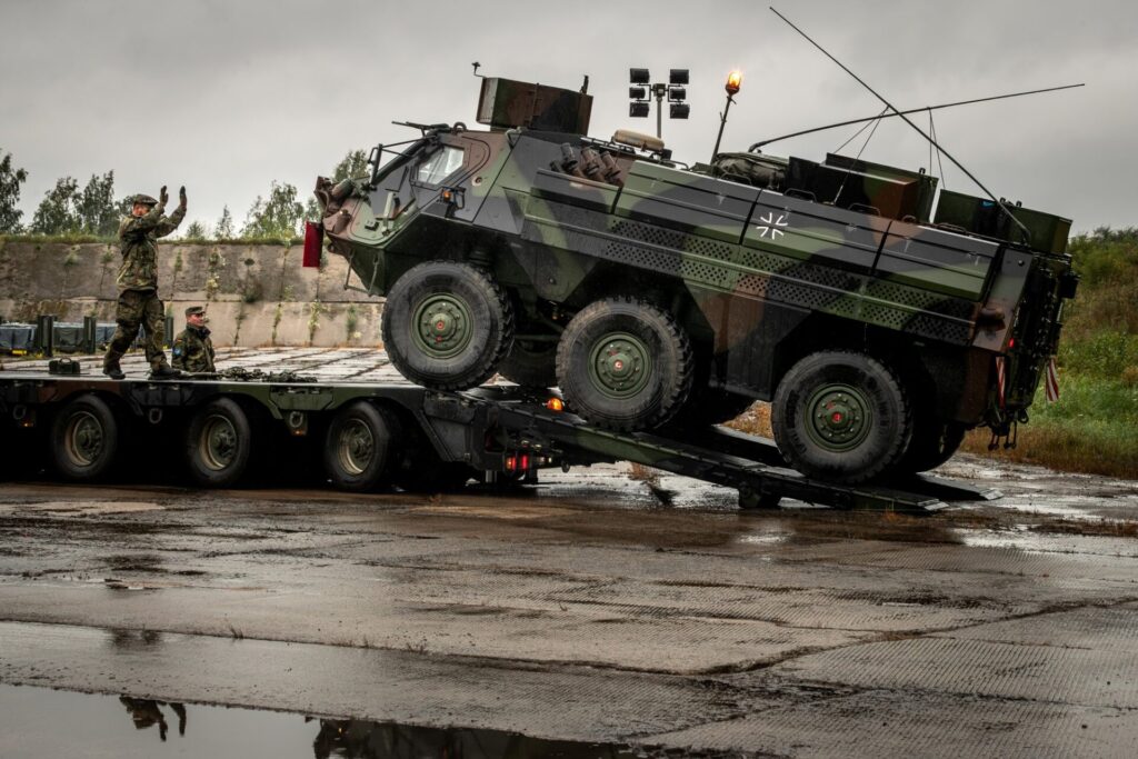 Grand Eagle 2025: Panzergrenadiere in Litauen angekommen 2 Auf allen Verkehrsträgern, also per Straßenmarsch, Schiene, Flugzeug und Seetransport erreichten die Soldatinnen und Soldaten mit ihrem Material Litauen.