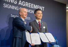 Tzvi Marmor, Executive Vice President und Leiter der Land- und Marinesystemabteilung von Rafael, Hyung-Joon Jo, Senior Vice President und Leiter des Forschungs- und Entwicklungszentrums für Verteidigungslösungen von Hyundai Rotem, nach der Unterzeichnung der Vereinbarung zur Integration von Trophy in den K2 Black Panther.