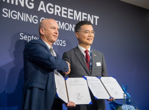Tzvi Marmor, Executive Vice President und Leiter der Land- und Marinesystemabteilung von Rafael, Hyung-Joon Jo, Senior Vice President und Leiter des Forschungs- und Entwicklungszentrums für Verteidigungslösungen von Hyundai Rotem, nach der Unterzeichnung der Vereinbarung zur Integration von Trophy in den K2 Black Panther.
