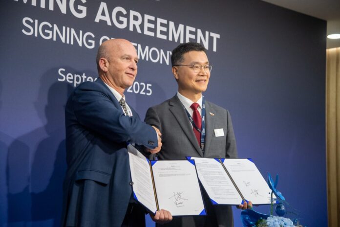 Tzvi Marmor, Executive Vice President und Leiter der Land- und Marinesystemabteilung von Rafael, Hyung-Joon Jo, Senior Vice President und Leiter des Forschungs- und Entwicklungszentrums für Verteidigungslösungen von Hyundai Rotem, nach der Unterzeichnung der Vereinbarung zur Integration von Trophy in den K2 Black Panther.