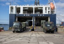 In Rostock wurden Personal und Material der Panzergrenadierbrigade 37 im Rahmen der Übungsserie Quadriga 2025 für den Seetransport nach Litauen verladen.