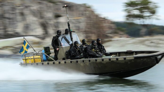 Amphibientaucher aus Schweden an Bord eines Gruppenbootes.