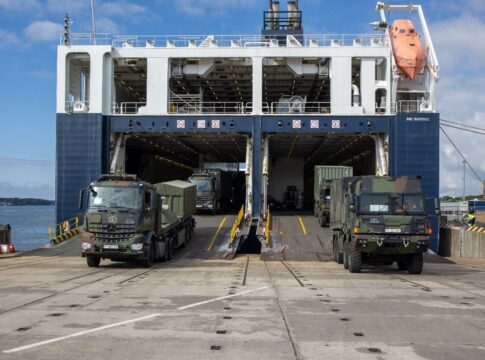 In Rostock wurden Personal und Material der Panzergrenadierbrigade 37 im Rahmen der Übungsserie Quadriga 2025 für den Seetransport nach Litauen verladen.