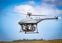 Der Black Eagle 50E von Steadicopter mit den beiden Nutzlasttaschen des ParaZero-Abwurfsystems.