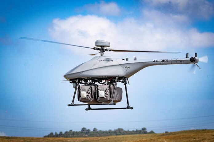 Der Black Eagle 50E von Steadicopter mit den beiden Nutzlasttaschen des ParaZero-Abwurfsystems.