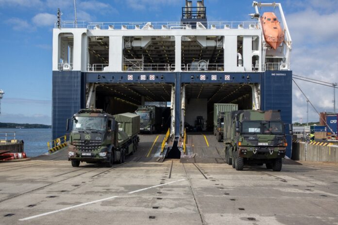 In Rostock wurden Personal und Material der Panzergrenadierbrigade 37 im Rahmen der Übungsserie Quadriga 2025 für den Seetransport nach Litauen verladen.