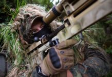 Ein KSK-Soldat der Bundeswehr bei der Scharfschützenausbildung.