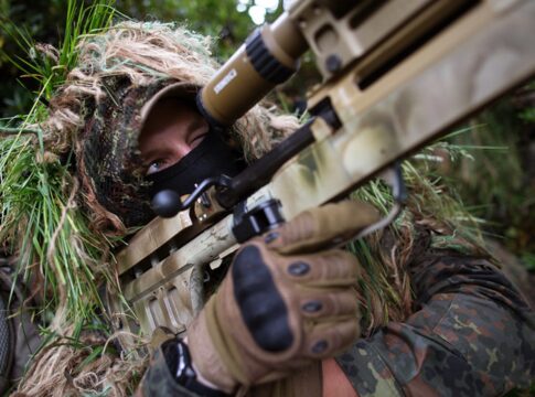 Ein KSK-Soldat der Bundeswehr bei der Scharfschützenausbildung.