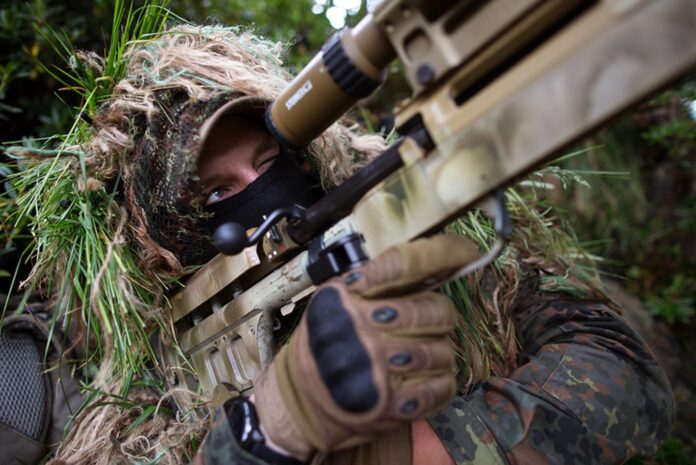 Ein KSK-Soldat der Bundeswehr bei der Scharfschützenausbildung.