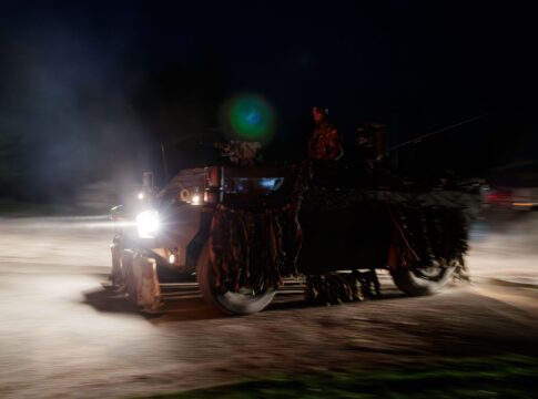 Die Übung Grand Eagle läuft rund um die Uhr, und so ist das Aufklärungsbataillon 13 auch in der Nacht im Spähwagen Fennek unterwegs.