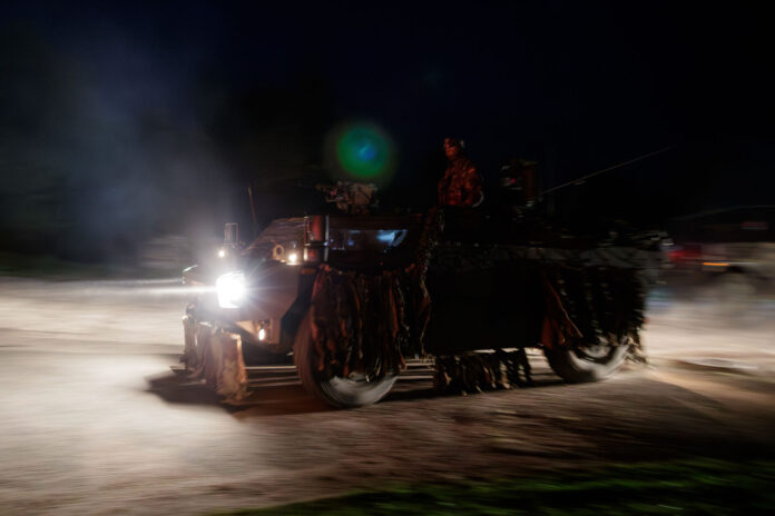 Die Übung Grand Eagle läuft rund um die Uhr, und so ist das Aufklärungsbataillon 13 auch in der Nacht im Spähwagen Fennek unterwegs.