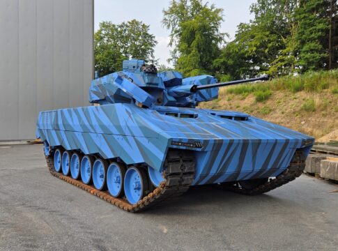 Auf der DSEI in London zeigt FFG den Flugabwehrpanzer Condor auf modernisiertem Fahrgestell Leopard 1.