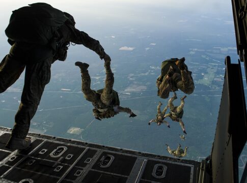Die 22nd Special Tactics Squadron der USAF, hier beim Übungsabsprung aus einer MC-130H Combat Talon II, untersteht künftig dem 492nd Power Projection Wing.