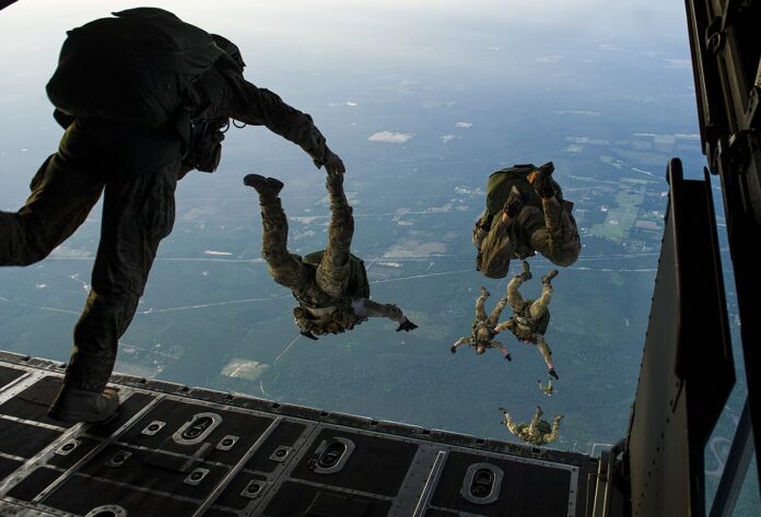 Die 22nd Special Tactics Squadron der USAF, hier beim Übungsabsprung aus einer MC-130H Combat Talon II, untersteht künftig dem 492nd Power Projection Wing.