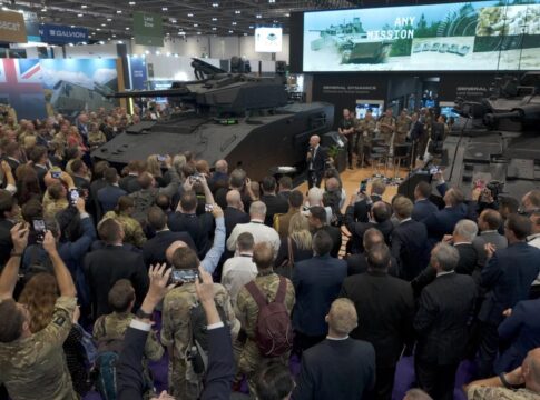 Großes Interesse bei der Vorstellung der Ajax-Schützenpanzerversion auf der DSEI 2025.